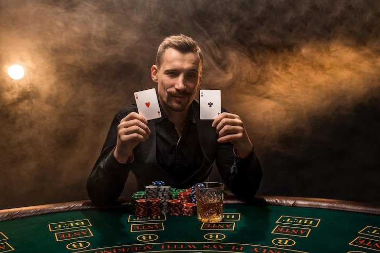 Simbol Wild (mahkota emas) menggantikan simbol reguler Simbol Wild dalam bentuk mahkota emas di Diamond Empire