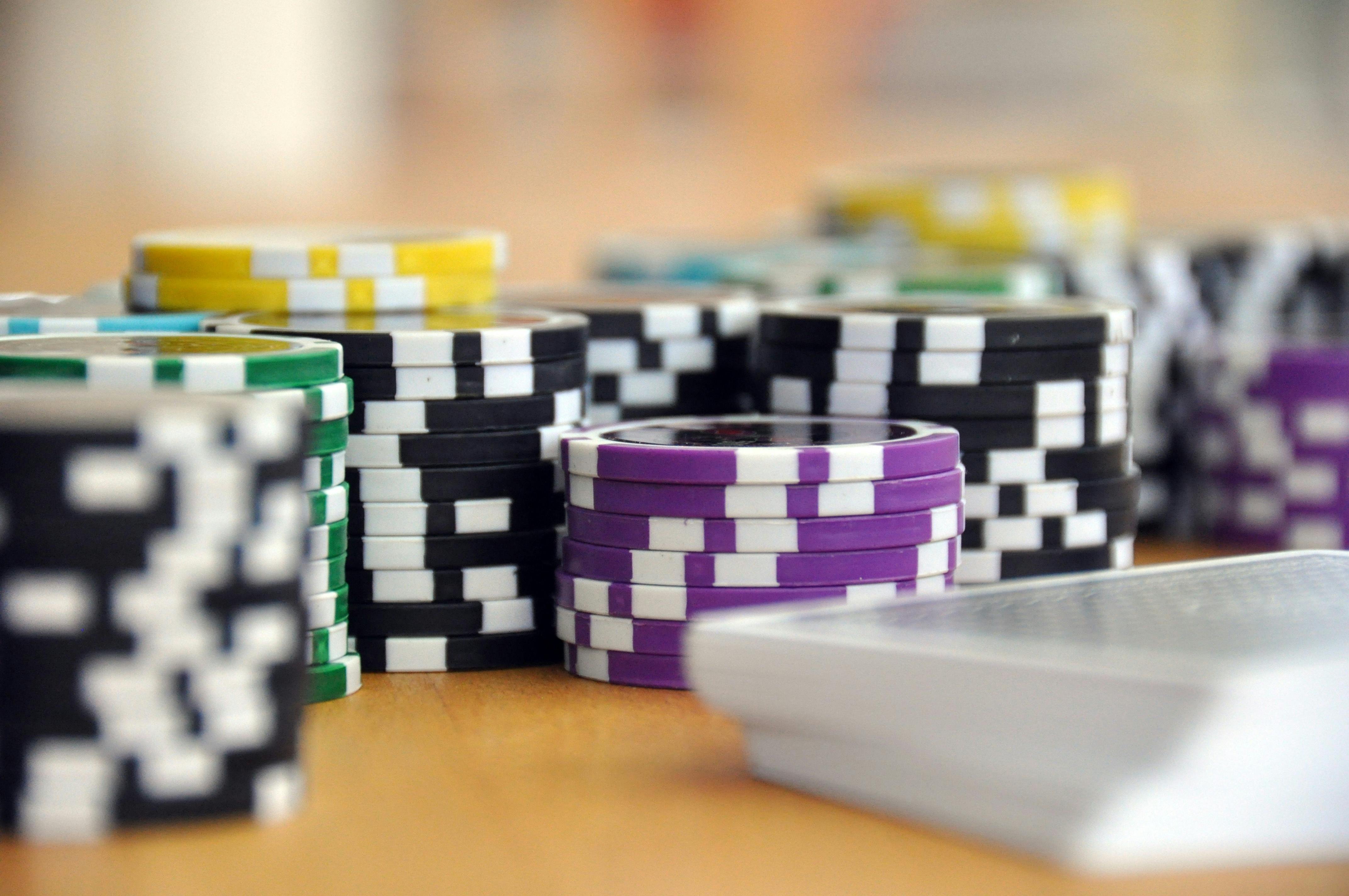 Simbol Wild dan fitur pengganda dalam Joker Gaming